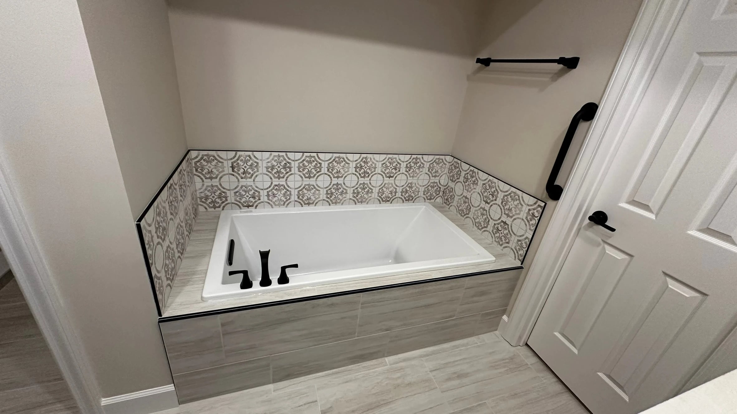 Built-in tub with patterned tile surround